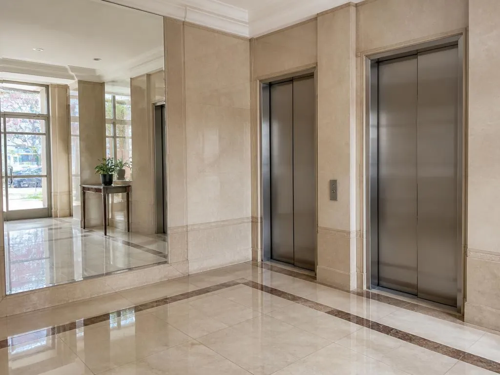 Hall de acceso de un edificio residencial impecable