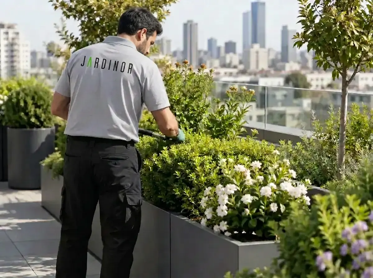 Jardinero de Jardinor cuidando una terraza verde
